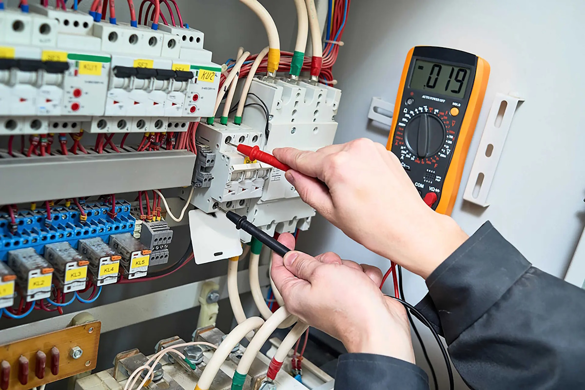 Revisión de cuadro eléctrico realizada por electricistas en Salou certificados