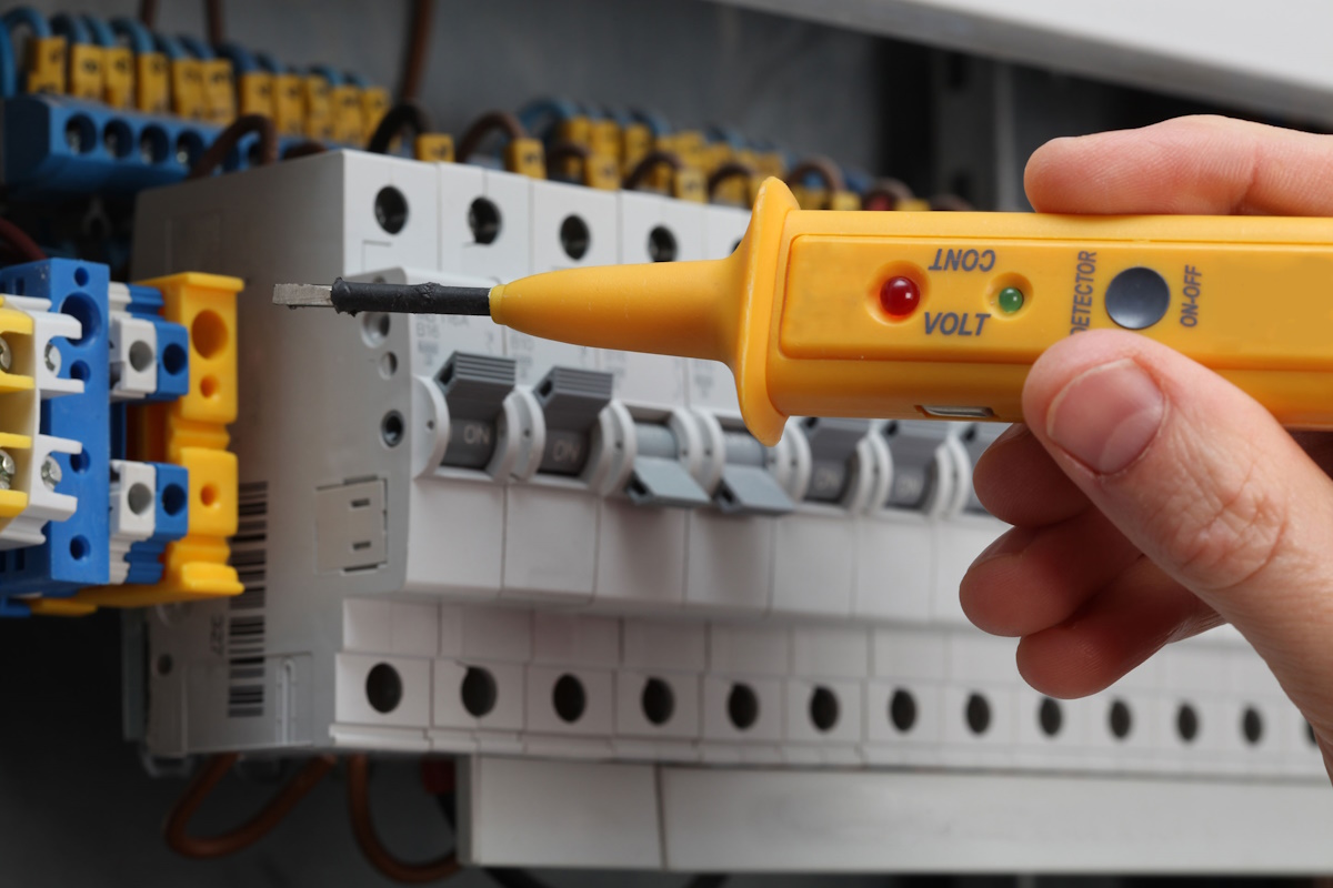 Intervención rápida de electricistas en Salou ante una avería en instalación comercial