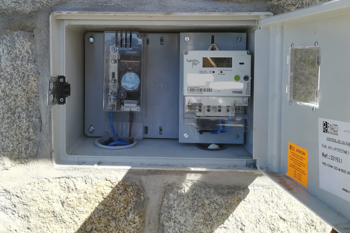 Trabajo profesional de electricistas en Salou instalando cableado en una reforma integral